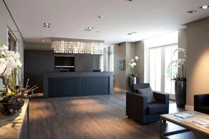 Lobby - Explore Scenic Trails and Coastal Charm from Your Stylish Stay! Free Breakfast (Ouddorp)
