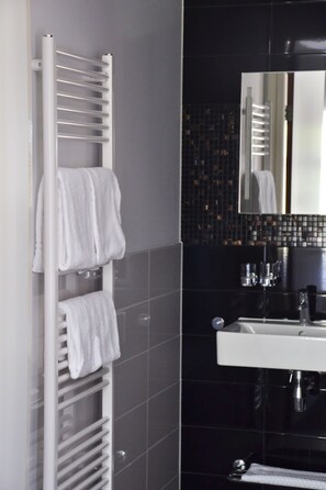 Bathroom - Your Comfortable Coastal Home Steps from Surf, Sand, and Nature! Free Breakfast (Ouddorp)