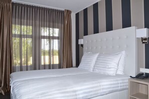 Room - Your Comfortable Coastal Home Steps from Surf, Sand, and Nature! Free Breakfast (Ouddorp)