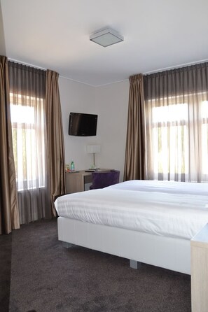 Room - Recharge Near the Ocean with Comfort! Free Breakfast, Balcony, Parking! (Ouddorp)