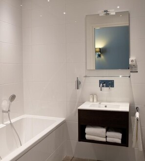 Bathroom - Recharge Near the Ocean with Comfort! Free Breakfast, Balcony, Parking! (Ouddorp)