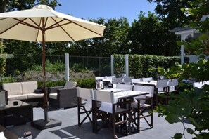 Outdoor dining - Recharge Near the Ocean with Comfort! Free Breakfast, Balcony, Parking! (Ouddorp)