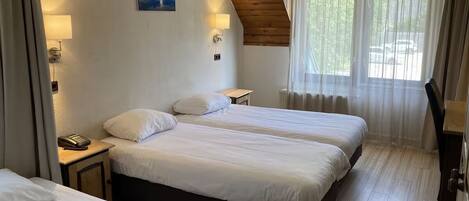 1 chambre, fer et planche à repasser, Wi-Fi gratuit, draps fournis