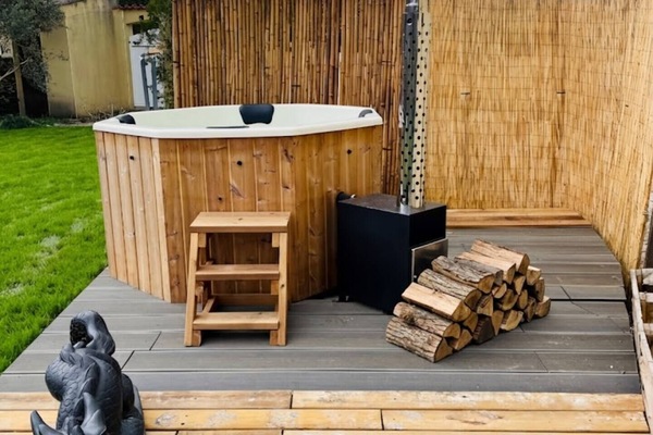 Outdoor spa tub