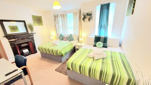 5Br House-sleeps12-garden-familyfriendly