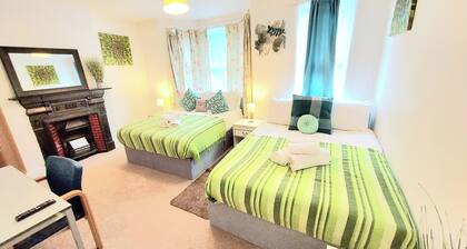 5Br House-sleeps12-garden-familyfriendly