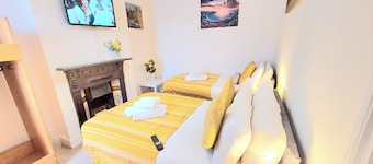 5Br House-sleeps12-garden-familyfriendly