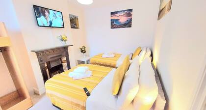 5Br House-sleeps12-garden-familyfriendly