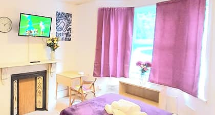 5Br House-sleeps12-garden-familyfriendly