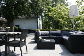 Outdoor dining - Free Parking Retreat with Pool, Terrace Dining & Scenic Bicycle Trails Nearby (Lekkerkerk)