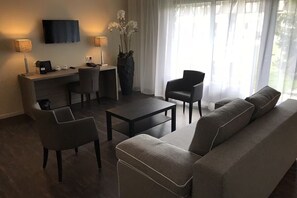 Living area - Free Parking Retreat with Pool, Terrace Dining & Scenic Bicycle Trails Nearby (Lekkerkerk)