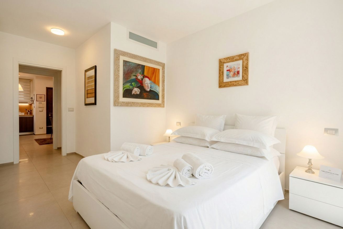 1 bedroom, travel crib