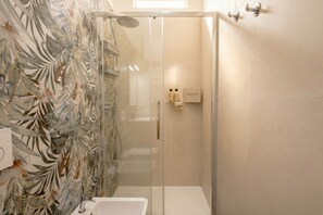 Dusche, Handtücher, Shampoo, Toilettenpapier