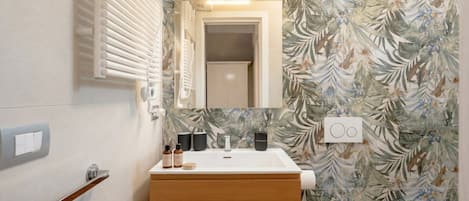 Dusche, Handtücher, Shampoo, Toilettenpapier