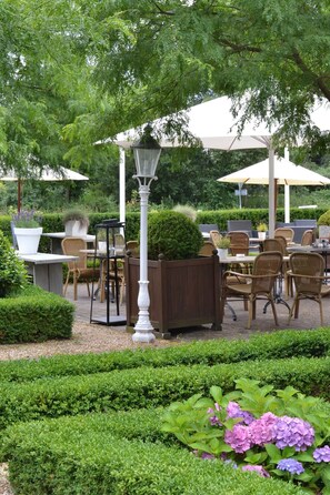 Outdoor dining - Relaxing Stay Near the Beach, Nature Reserves & Museums! Free Parking, Breakfast (Noordwijk)