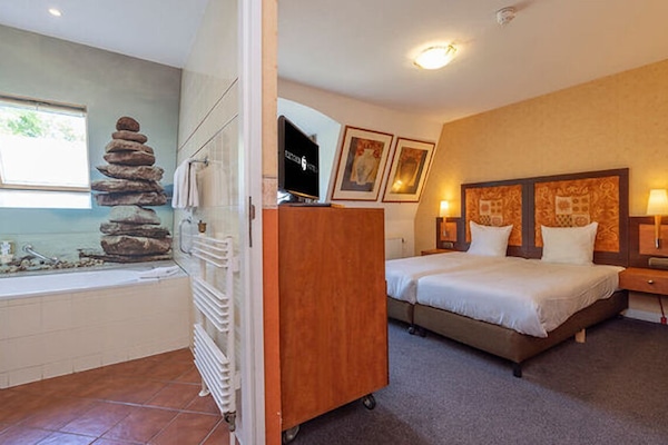 Comfortable Unit with Two Twin size beds