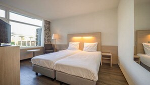 Tabla de planchar con plancha, wifi gratis y ropa de cama 