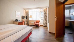 Room - Convenient Stay Near Noordwijk Beach & Historic Lighthouse! Free Breakfast! (Noordwijk)