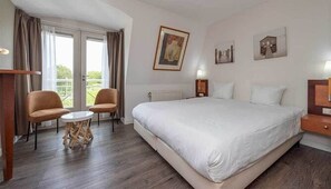 Tabla de planchar con plancha, wifi gratis y ropa de cama 