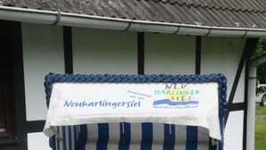 A striped beach chair with a sign above it. - Our Knüllperle half timbered holiday home next to Silbersee lake in Frielendorf (Frielendorf)