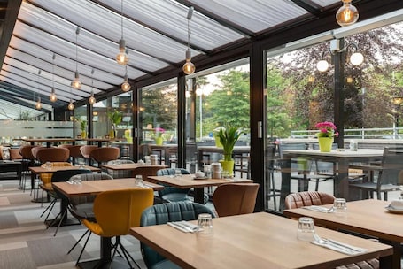 Pasti. Your Ideal Stay Near Eindhoven! Indoor Pool, Free Parking, Onsite Dining!