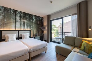 Free WiFi, bed sheets - Modern Comfort Close to the City! Indoor Pool and Onsite Dining! (Leende)