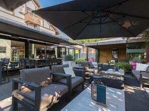 Outdoor dining - Modern Comfort Close to the City! Indoor Pool and Onsite Dining! (Leende)