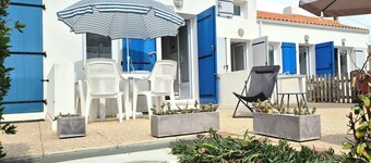 Oceanfront cottage, direct access to a sandy beach