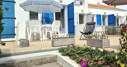 Oceanfront cottage, direct access to a sandy beach
