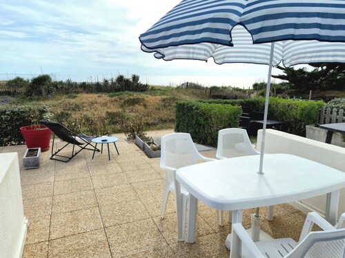 Oceanfront cottage, direct access to a sandy beach