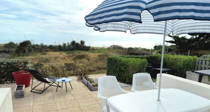 Oceanfront cottage, direct access to a sandy beach