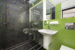 Shower, hair dryer, towels, shampoo - Climatic Studio with Projector | Old Town, 200 m to Market Square (Wrocław)