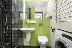 Shower, hair dryer, towels, shampoo - Climatic Studio with Projector | Old Town, 200 m to Market Square (Wrocław)