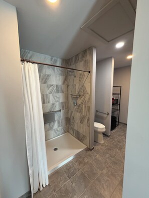 Superior Single Room | Bathroom - Germantown Inn & Lounge (Hermann)