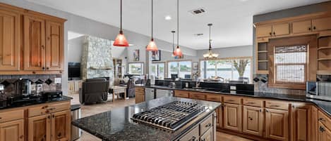 Maison, 5 chambres | Cuisine privée | Réfrigérateur, un four, cafetiÚre-théiÚre, grille-pain