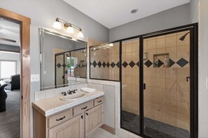Bathroom - Dream Lake House 5br Sleeps 12 Tool Tx 5 Bedroom Home (Kemp)