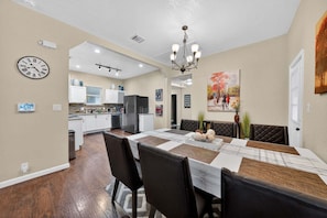 House, 3 Bedrooms | Dining - Minutes From Alamodome, Riverwalk, Pearl And Hbgcc 3 Bedroom Home (San Antonio)