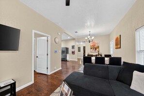 Casa, 3 habitaciones | Área de sala de estar | Smart TV y servicios de streaming 