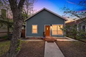 House, 3 Bedrooms | Exterior detail - Minutes From Alamodome, Riverwalk, Pearl And Hbgcc 3 Bedroom Home (San Antonio)