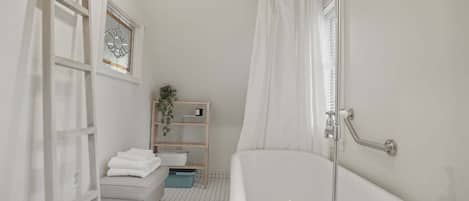 House, 4 Bedrooms | Bathroom | Towels, shampoo