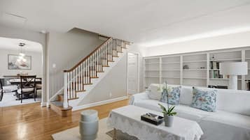 House, 4 Bedrooms | Living area | Smart TV