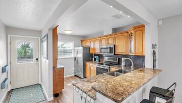 Maison, 2 chambres | Cuisine privée | Réfrigérateur, un four, cafetière-théière, grille-pain