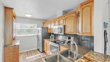 House, 2 Bedrooms | Private kitchen | Fridge, oven, coffee/tea maker, toaster