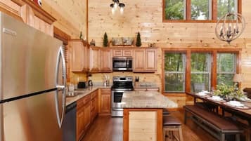 Cabin, 3 Bedrooms | Private kitchen