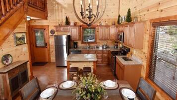 Cabin, 3 Bedrooms | Private kitchen