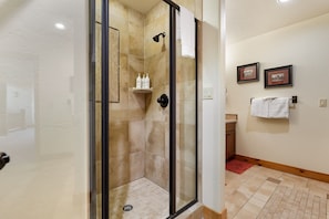 Stadtwohnung, 5 Schlafzimmer | Badezimmer | Handtücher, Shampoo