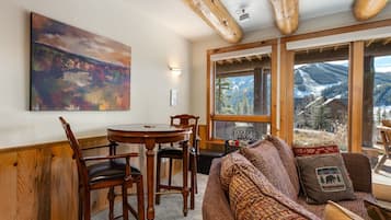 Casa geminada, 5 quartos | Área de estar | Smart TV