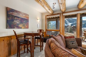 Stadtwohnung, 5 Schlafzimmer | Wohnbereich | Smart-TV