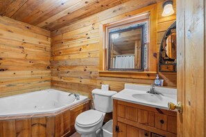 Shower, jetted bath, hair dryer, towels - Bear Cub 2 - Cute Cabin in Helen, GA (Helen)