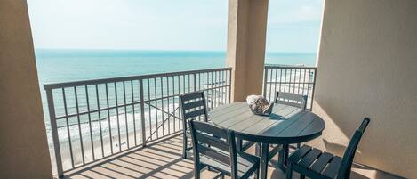 Appart'hôtel, 2 chambres | Restauration extérieure